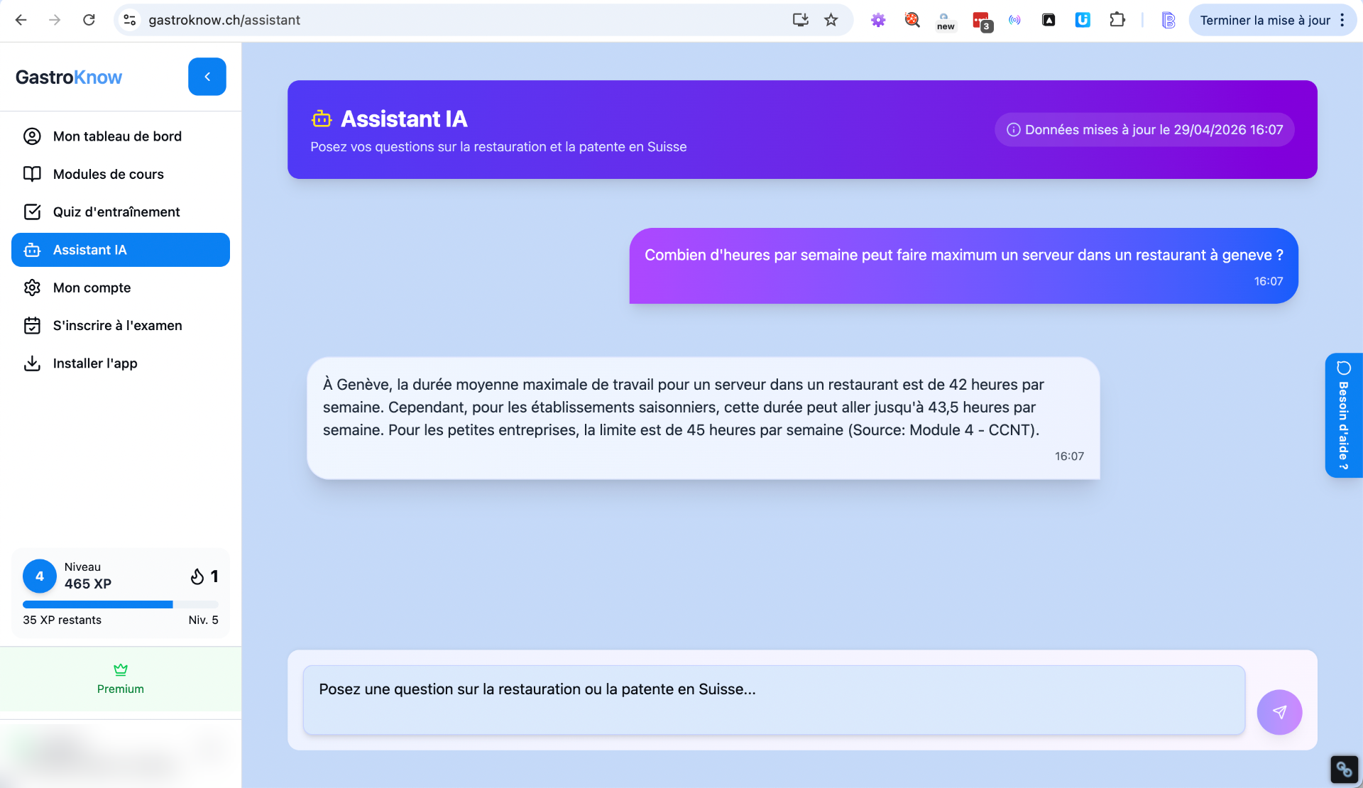 Capture d'écran : Assistant virtuel GastroKnow répondant à une question sur la durée maximale de travail hebdomadaire d'un serveur selon la CCNT